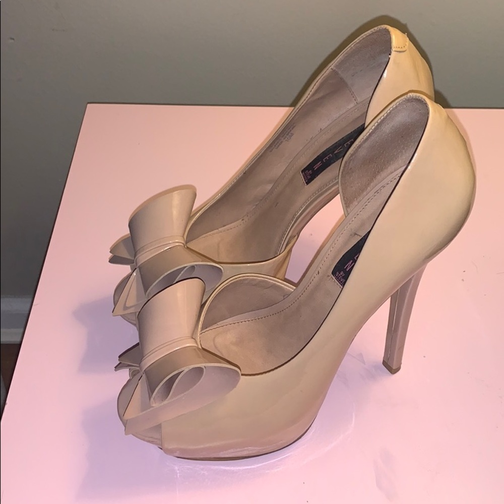 BLUSH Bow patent leather peep toe heels